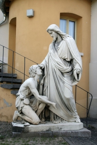 Skulptur "Christus, den blinden Bartimäus heilend" des niederländischen Bildhauers Johann Heinrich Stöver, 1861, Außenwand der evangelischen Johanneskirche in Erbach, Rheingau.