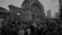 Nach der Attacke im Frankfurter Hauptbahnhof haben rund 400 Menschen mit einer Andacht an den getöteten Jungen erinnert. Dazu eingeladen hatte die Frankfurter Bahnhofsmission. / Setelah serangan di Stasiun Pusat Frankfurt, sekitar 400 orang telah memanggil bocah yang terbunuh itu dengan pengabdian. Misi stasiun Frankfurt telah mengundang para tamu untuk melakukannya.